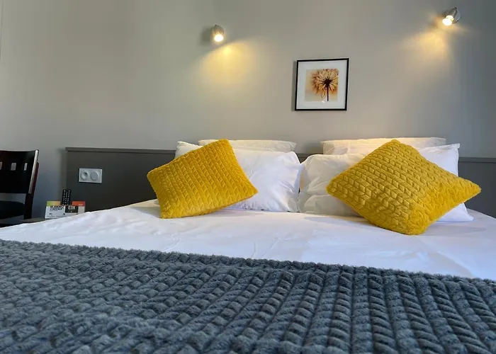 Logis Hotel Castel De Mirambel