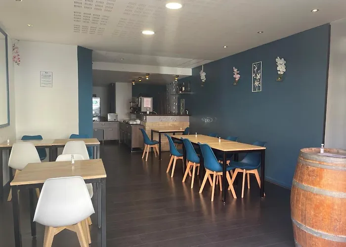 Logis Hotel Castel De Mirambel
