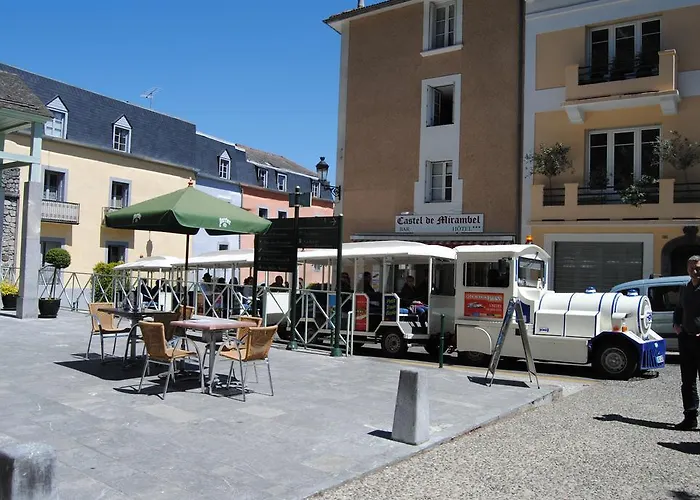 Logis Hotel Castel De Mirambel
