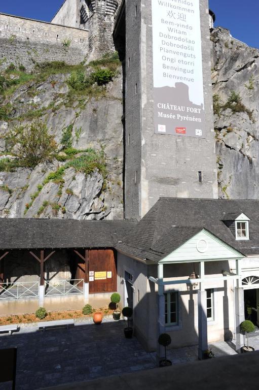Logis Castel De Mirambel 3*